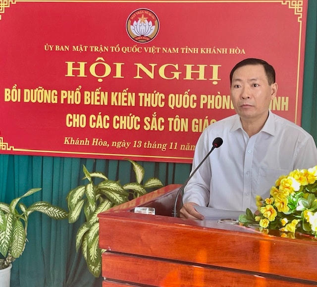Ông Đặng Ngọc Minh, Phó Chủ tịch Ủy ban MTTQ Việt Nam tỉnh Khánh Hòa đang phát biểu tại hội nghị.