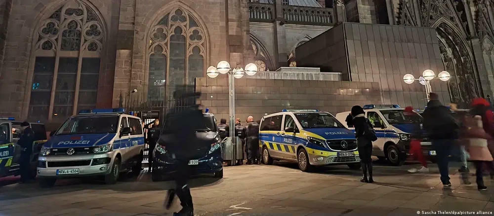 Cảnh sát phong tỏa Thánh đường Cologne. (Nguồn: DPA)