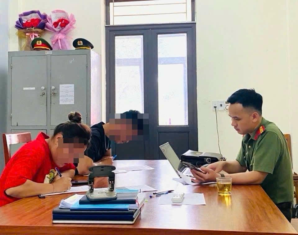 Cán bộ Phòng An ninh đối ngoại làm việc với các đối tượng