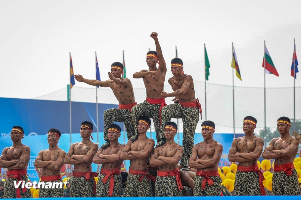 Triển lãm năm nay sẽ có 242 đơn vị, doanh nghiệp trong nước và quốc tế xác nhận tham dự trưng bày sản phẩm. Bắt đầu từ 9 giờ ngày 21/12, người dân có thể vào tham quan triển lãm. (Ảnh: Hoài Nam/Vietnam+) vnp_11.jpg