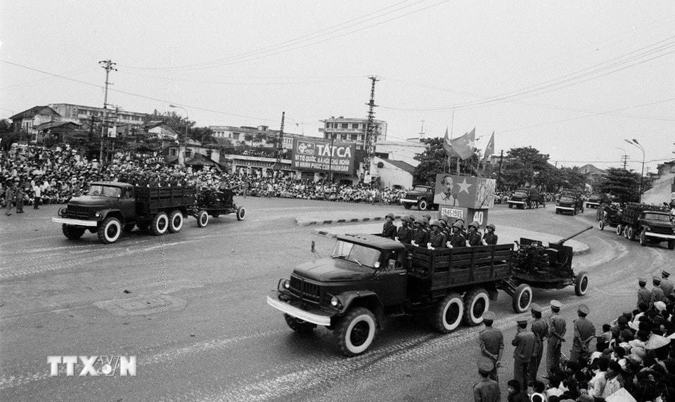 Đơn vị pháo cao xã diễu hành qua ngã tư Ô Chợ Dừa. (Ảnh: Trần Ấm/TTXVN)
