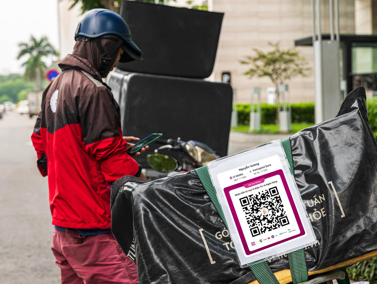 Người dùng dễ dàng lấy mã QR Nhận tiền hoặc tải xuống, lưu về điện thoại, in ra khi cần (1)