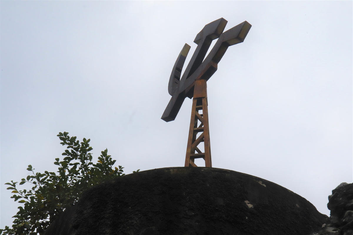 Dọc đường lên núi vẫn còn lô cốt với vết tích của bom đạn thời chiến tranh. Trên núi có tượng anh hùng Lương Văn Tụy, người thanh niên cộng sản trẻ tuổi đã dũng cảm vượt qua bom đạn cắm ngọn cờ búa liềm trên núi.  