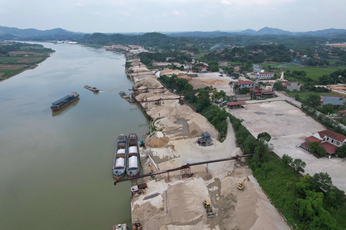 Tại huyện Đoan Hùng, nhiều bến bãi đã bị xử lý về hành vi hoạt động không phép, giấy phép hết hạn, lấn chiếm lòng sông, vi phạm đê điều. Tính đến ngày 10/8, tại huyện này có 17 bến bãi không phép, 5 bến hết hạn nhưng vẫn hoạt động.