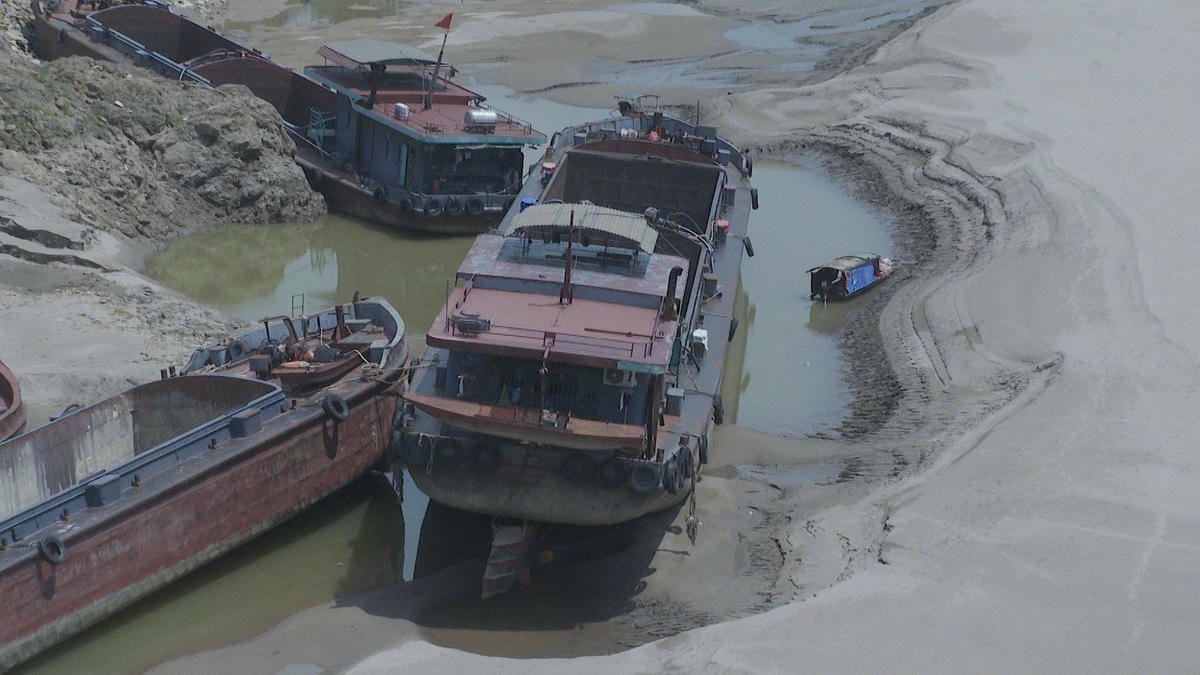 Theo anh Hải, một chủ mỏ cát ở sông Đà, vài năm gần đây không hiểu sao nước sông Đà lại xuống thấp như vậy. Bình thường, thời điểm này sẽ mưa nhiều, nước lớn, nhưng giờ tàu thuyền khai thác, vận chuyển hàng hoá đều không thể hoạt động được khiến doanh nghiệp bị ảnh hưởng nặng nề.