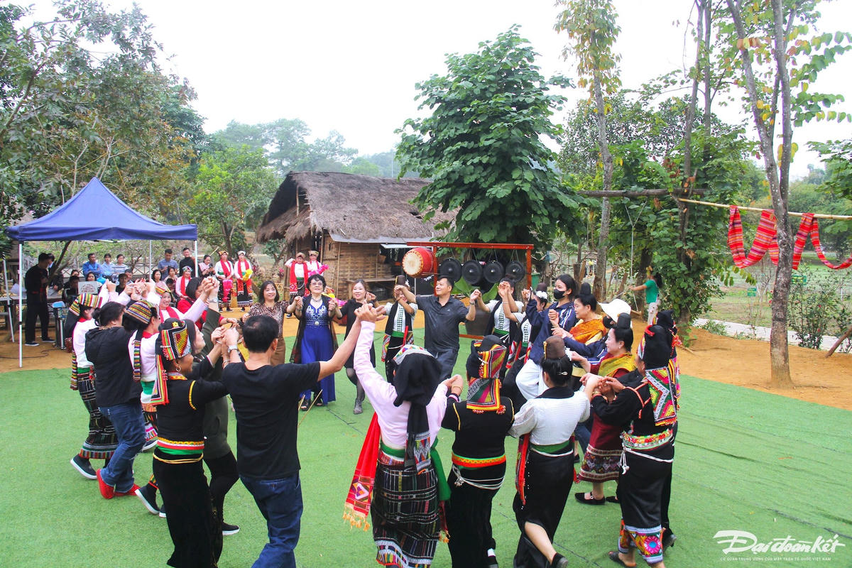 Du khách cùng giao lưu uống rượu cần, thưởng thức các món ăn truyền thống của người Thái, chung vui Lễ Hát múa ăn mừng dưới cây Bông (Kin chiêng Boọc Mạy) với các Nghệ nhân dân gian tỉnh Thanh Hóa. Ảnh: Phạm Sỹ.