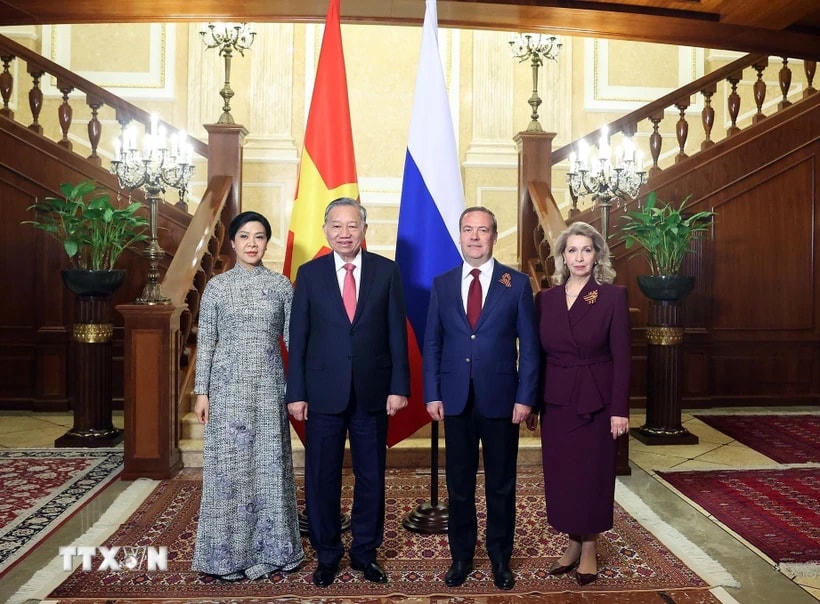 Tổng Bí thư Tô Lâm và Phu nhân với Chủ tịch Đảng nước Nga Thống nhất, Phó Chủ tịch Hội đồng An ninh Liên bang Nga Dmitry Medvedev và Phu nhân. (Ảnh: Thống Nhất/TTXVN)
