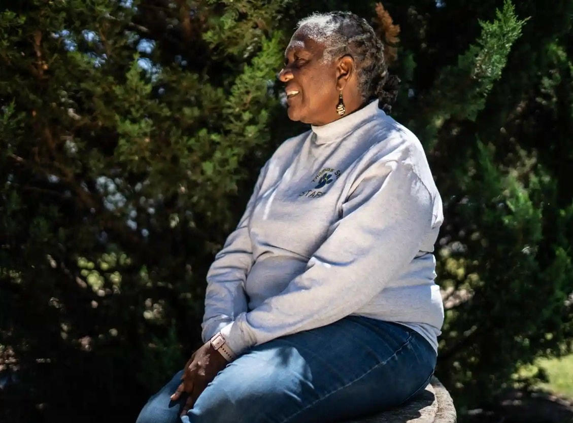 Bonnetta Adeeb trong một khu vườn mà cô đã xây dựng cùng các học sinh tại trường trung học Thomas Stone ở Waldorf, Maryland. Ảnh: Dee Dwyer / The Guardian.