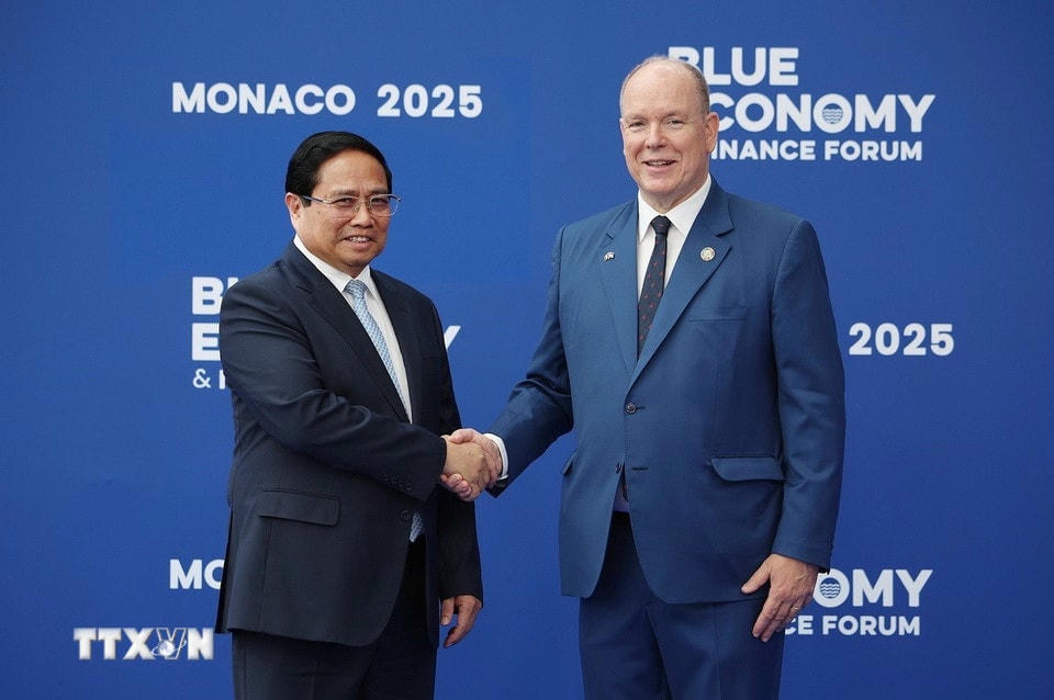 Hoàng thân Monaco Albert II đón Thủ tướng Phạm Minh Chính tham dự Hội nghị Đại dương của Liên hợp quốc lần thứ 3. (Ảnh: Dương Giang/TTXVN)