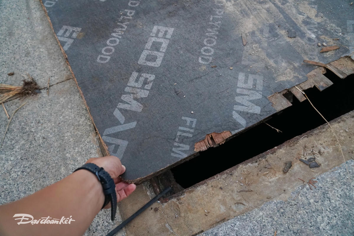 Các ván gỗ chỉ có tác dụng che chắn tạm bợ, thực chất không an toàn.