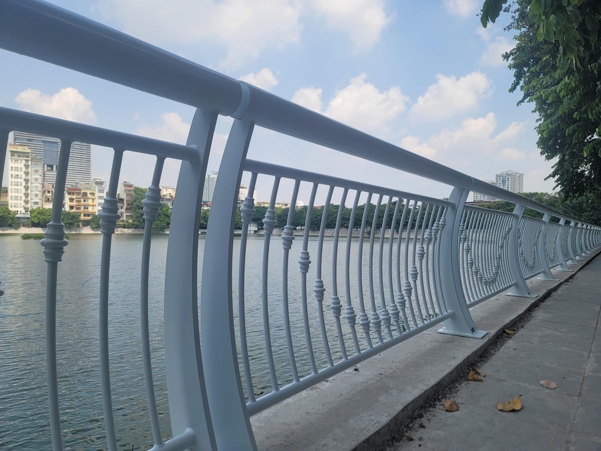 Hệ thống lan can được bổ sung xung quanh hồ để đảm bảo an toàn cho người dân.