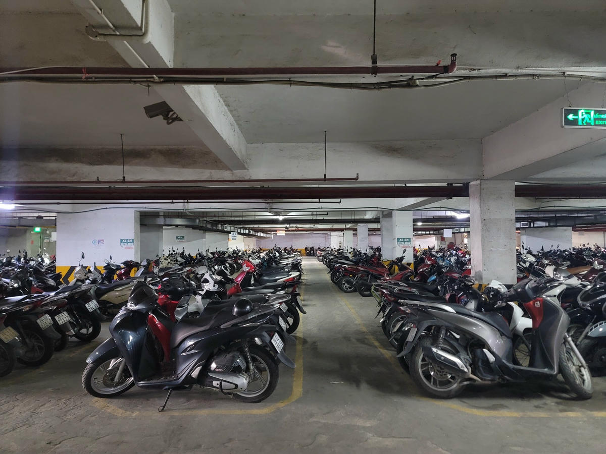 Toà nhà chỉ có 1 tầng hầm. Theo bảo vệ tại đây, tầng hầm chỉ có mười mấy chỗ đậu ô tô, muốn đỗ ô tô lên dọc khuôn viên toà nhà.