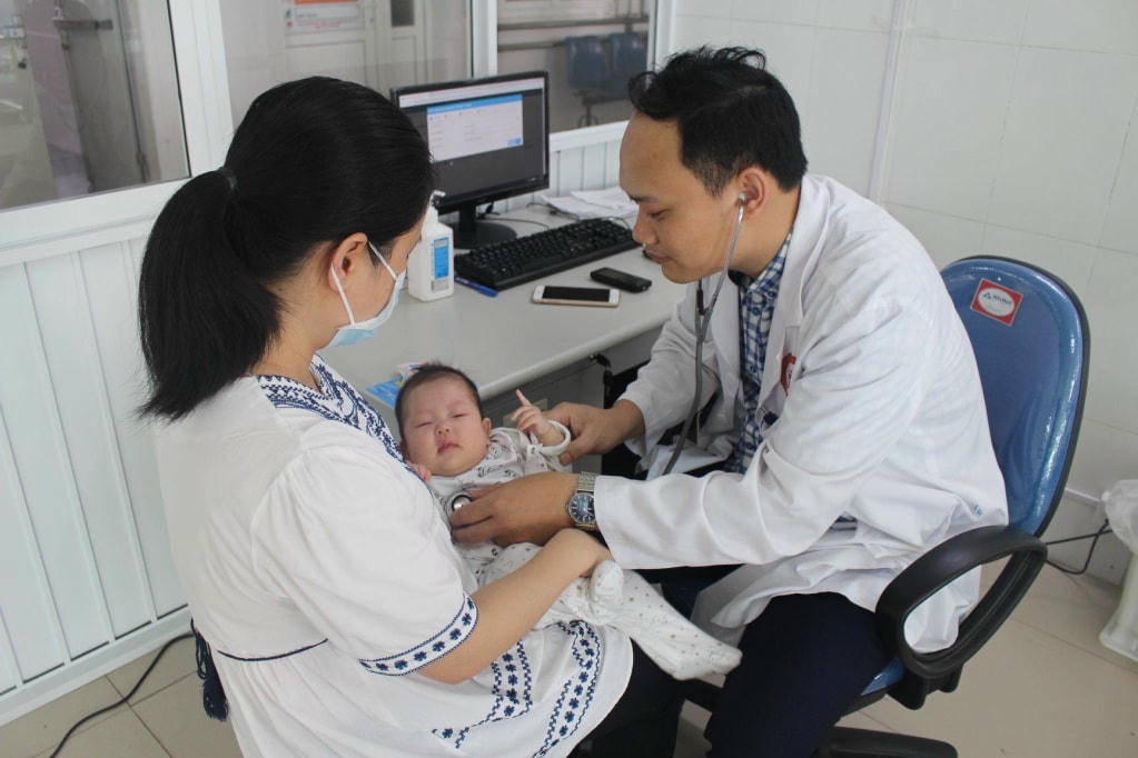 Bác sĩ Bệnh viện Đa khoa khu vực Cẩm Phả khám cho bệnh nhi. Ảnh: H.Q