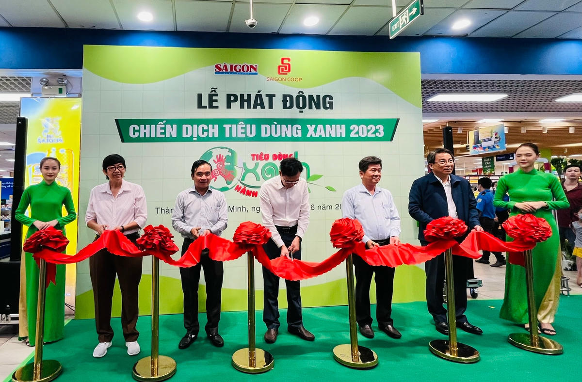 Đại biểu tham gia cắt băng phát động Chiến dịch.