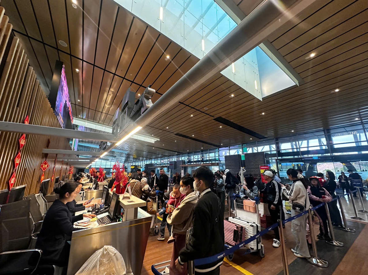 hành khách check-in tại Cảng HKQT Vân Đồn (4)