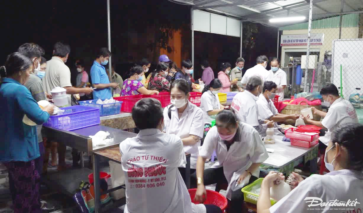 Các thành viên của Bếp cháo Hồng Phước đang phát cháo tại Bệnh viện Đa khoa Trung tâm An Giang