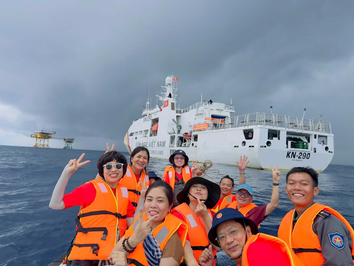 nha van Phong Diep va cac dong nghiep tai Truong Sa