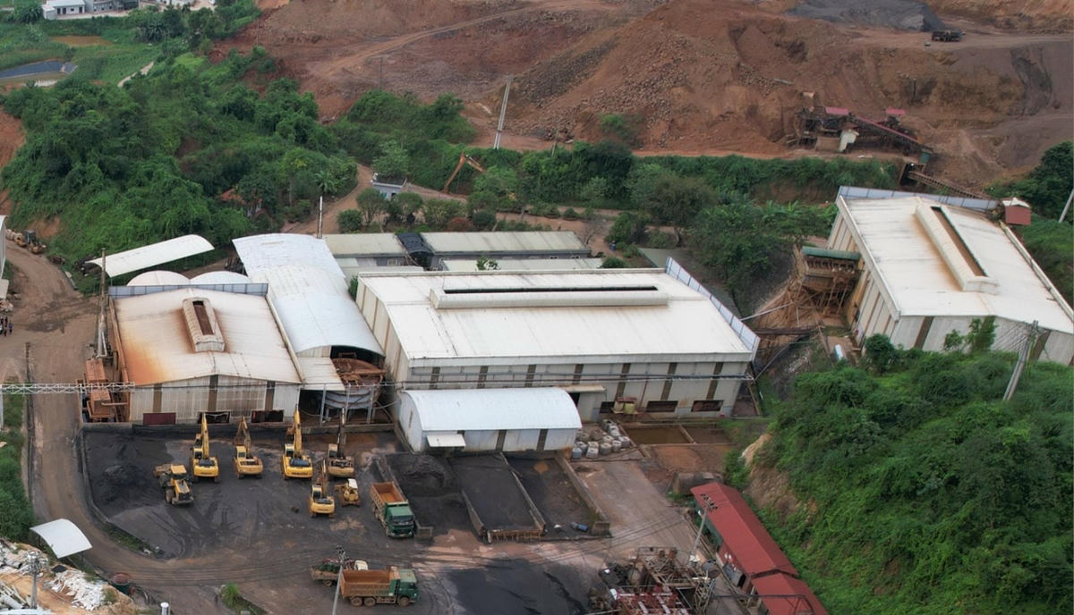 Máy móc không hoạt động, cạnh đó là những đống quặng. Ảnh: Ngô Hùng