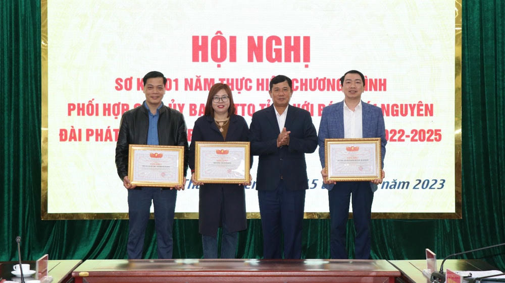 Các tập thể được khen thưởng tại Hội nghị.