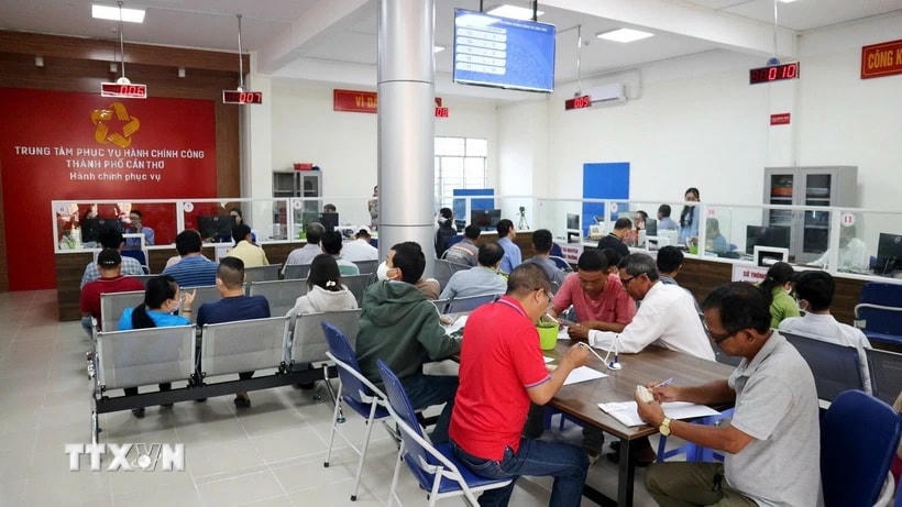Người dân đến làm thủ tục tại Trung tâm phục vụ Hành chính công thành phố Cần Thơ. (Ảnh: Ánh Tuyết/TTXVN)