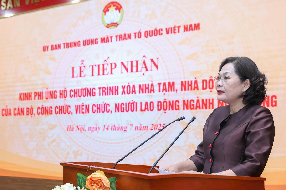 Bà Nguyễn Thị Hồng, Thống đốc Ngân hàng Nhà nước Việt Nam phát biểu tại lễ tiếp nhận. Ảnh: Quang Vinh