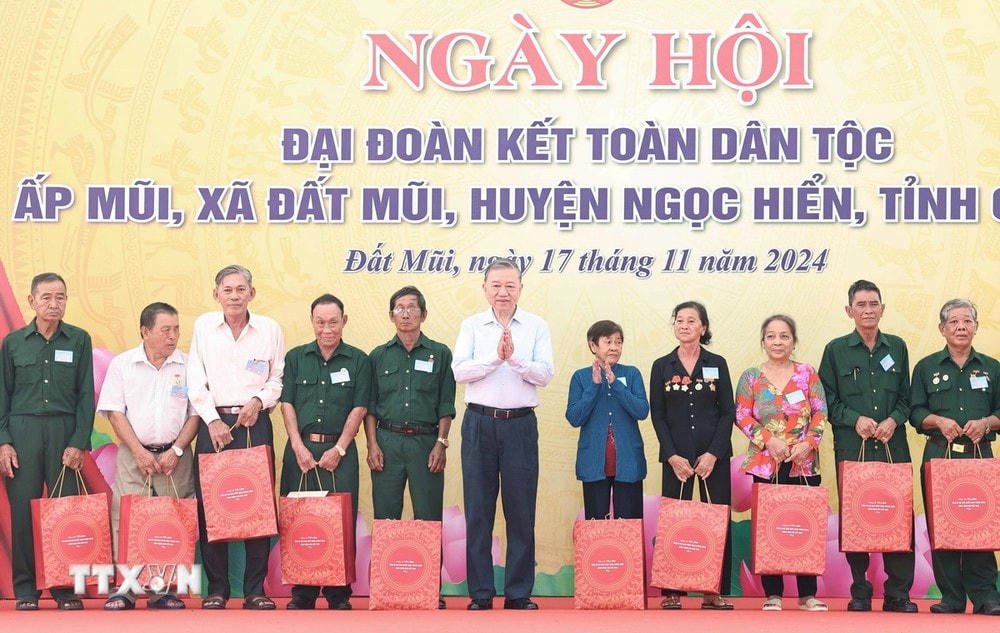 Tổng Bí thư Tô Lâm trao quà cho các gia đình chính sách.(Ảnh: Thống Nhất/TTXVN) ttxvn_tong_bi_thu_to_lam_du_ngay_hoi_dai_doan_ket_toan_dan_toc_tai_ca_mau (2).jpg