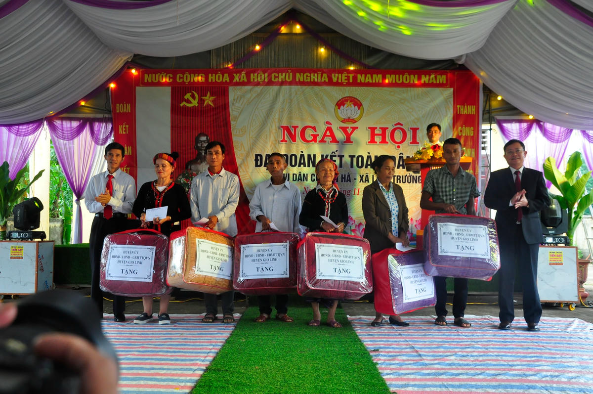 Lãnh đạo huyện Gio Linh trao quà cho người dân có hoàn cảnh khó khăn.