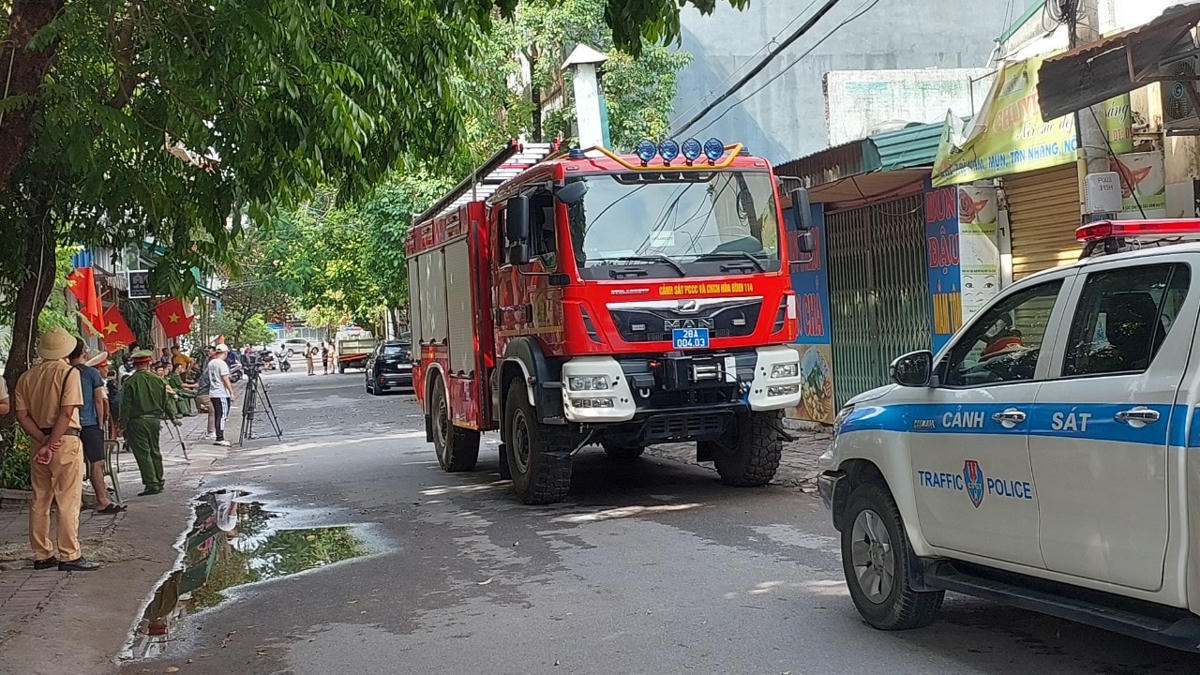Lực lượng chức năng có mặt tại hiện trường, tiến hành cứu hộ, cứu nạn.