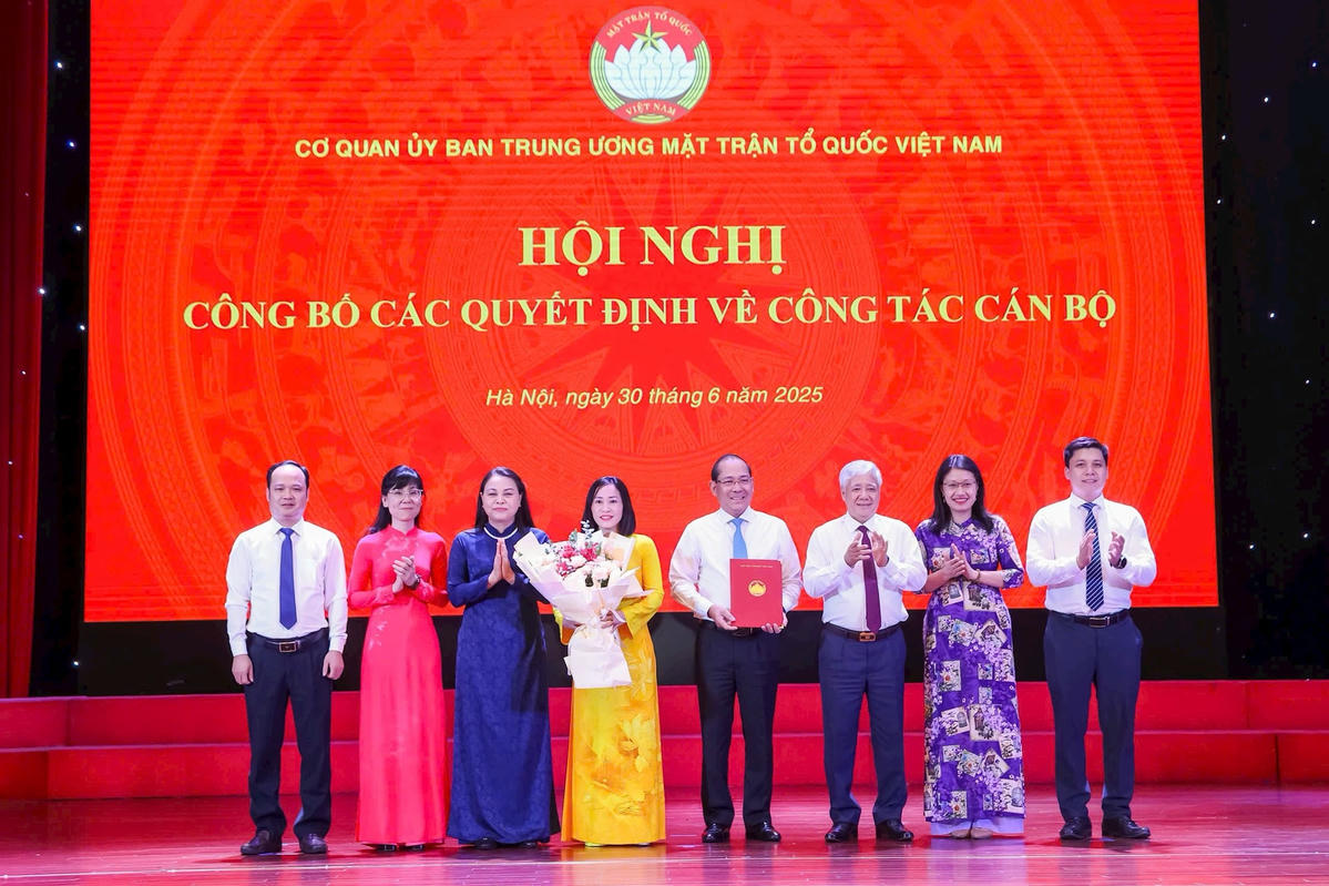 Chủ tịch Đỗ Văn Chiến và Phó Chủ tịch - Tổng Thư ký Nguyễn Thị Thu Hà trao quyết định cho các ban đơn vị. Ảnh: Quang Vinh