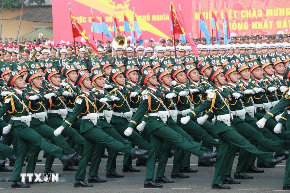 Khối lực lượng vũ trang hợp luyện diễu binh qua lễ đài. (Ảnh: Sỹ Tuyên/TTXVN)