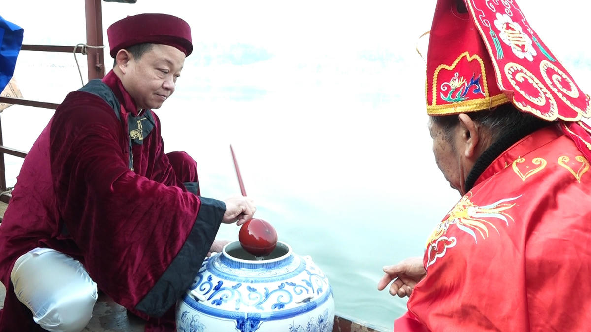 Các cụ cao niên dùng gáo múc nước sạch vào choé. Ảnh Ngọc Hải