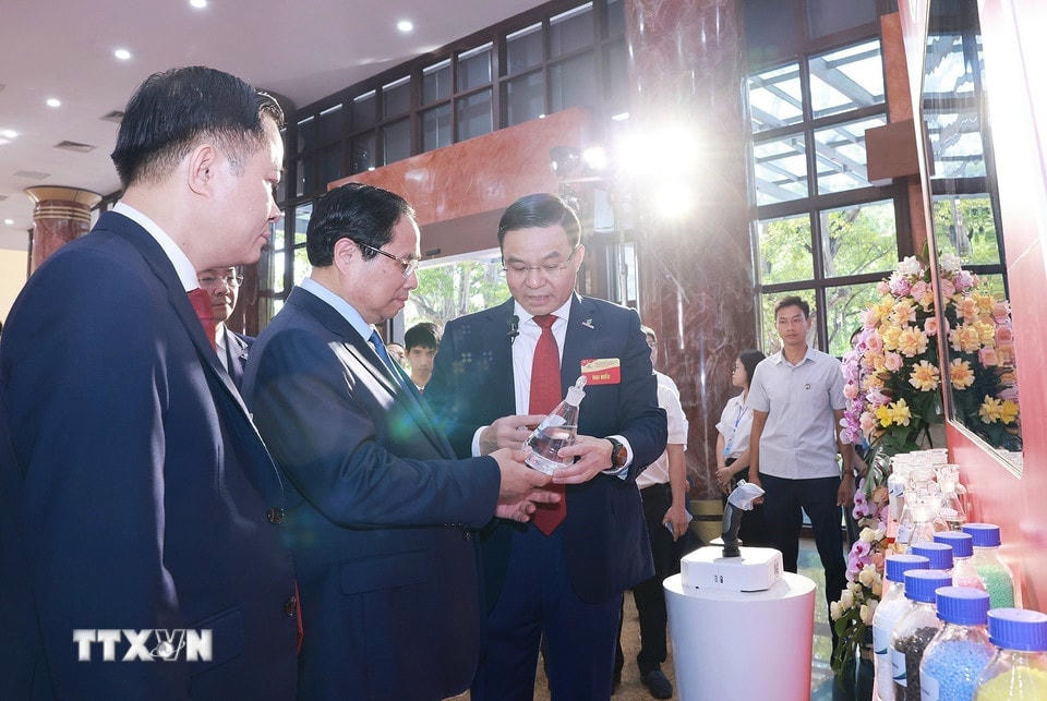 Thủ tướng Phạm Minh Chính tham quan trưng bày thành tựu của Tập đoàn Petrovietnam. (Ảnh: Dương Giang/TTXVN)