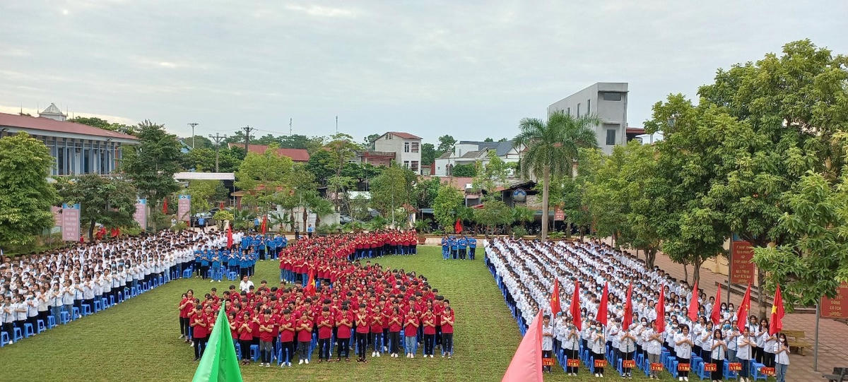 Xếp hình bản đồ Việt Nam ở Trường THPT Phương Xá