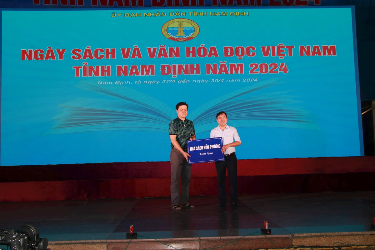 Hoạt động tặng sách, ủng hộ chương trình