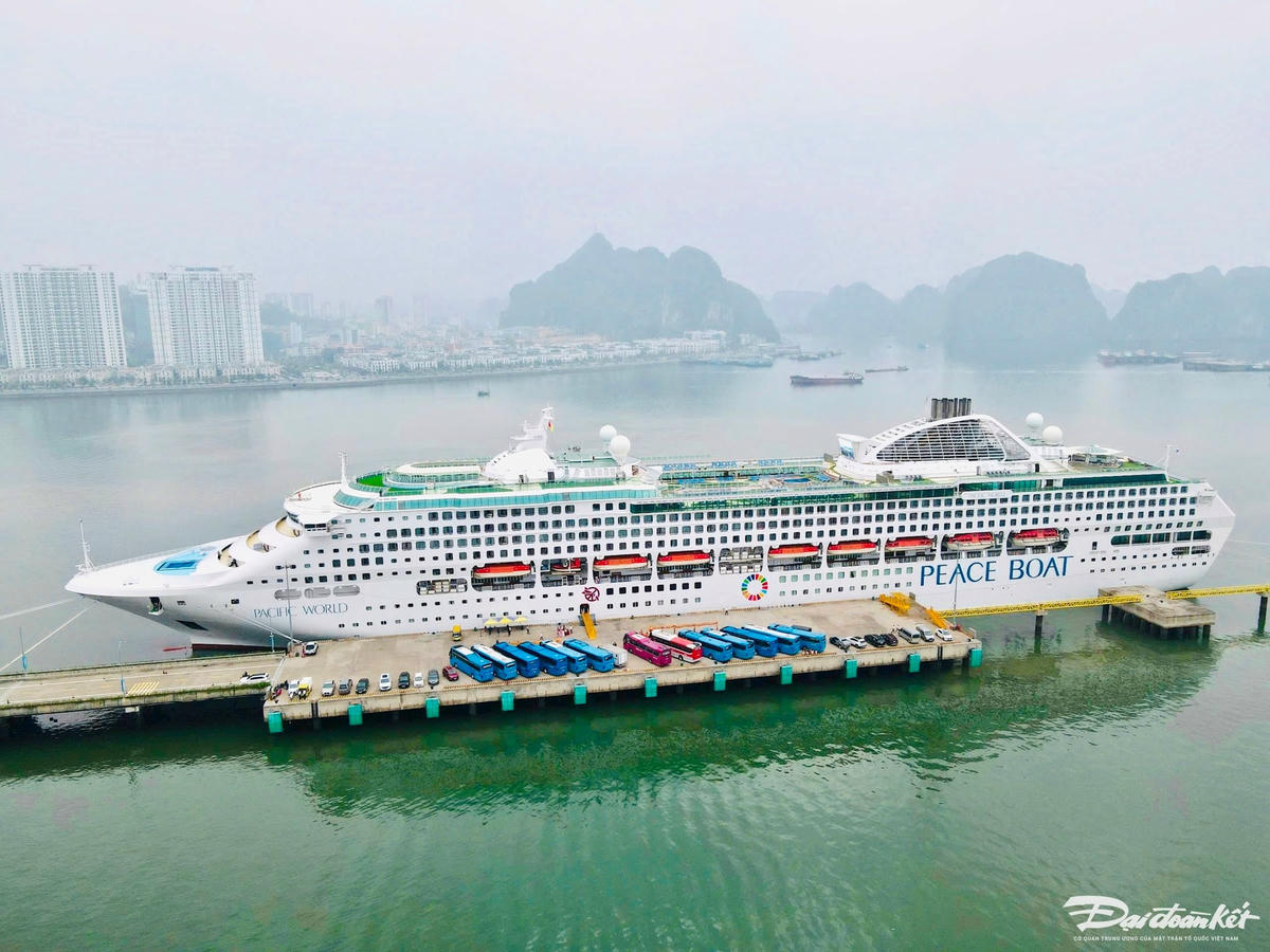 Sáng 30/4, tàu Pacific World cập cảng tàu khách quốc tế Hạ Long, đưa gần 1.700 du khách đến Quảng Ninh. Đây là chuyến tàu biển du lịch đầu tiên từ Nhật Bản đến Quảng Ninh. Ảnh: Ngọc Anh.