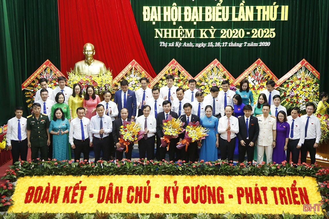Lãnh đạo tỉnh tặng hoa Ban Chấp hành Đảng bộ thị xã khóa II, nhiệm kỳ 2020 - 2025. (Ảnh Báo Hà Tĩnh).
