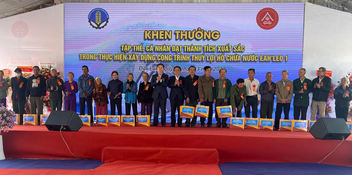 Phó thủ tướng Chính phủ Trần Lưu Quang, cùng Bộ trưởng Bộ Nông nghiệp và Phát triển nông thôn Lê Minh Hoan và Bí thư Tỉnh ủy Đắk Lắk Nguyễn Đình Trung trao 40 phần quà cho gia đình chính sách, hộ nghèo.