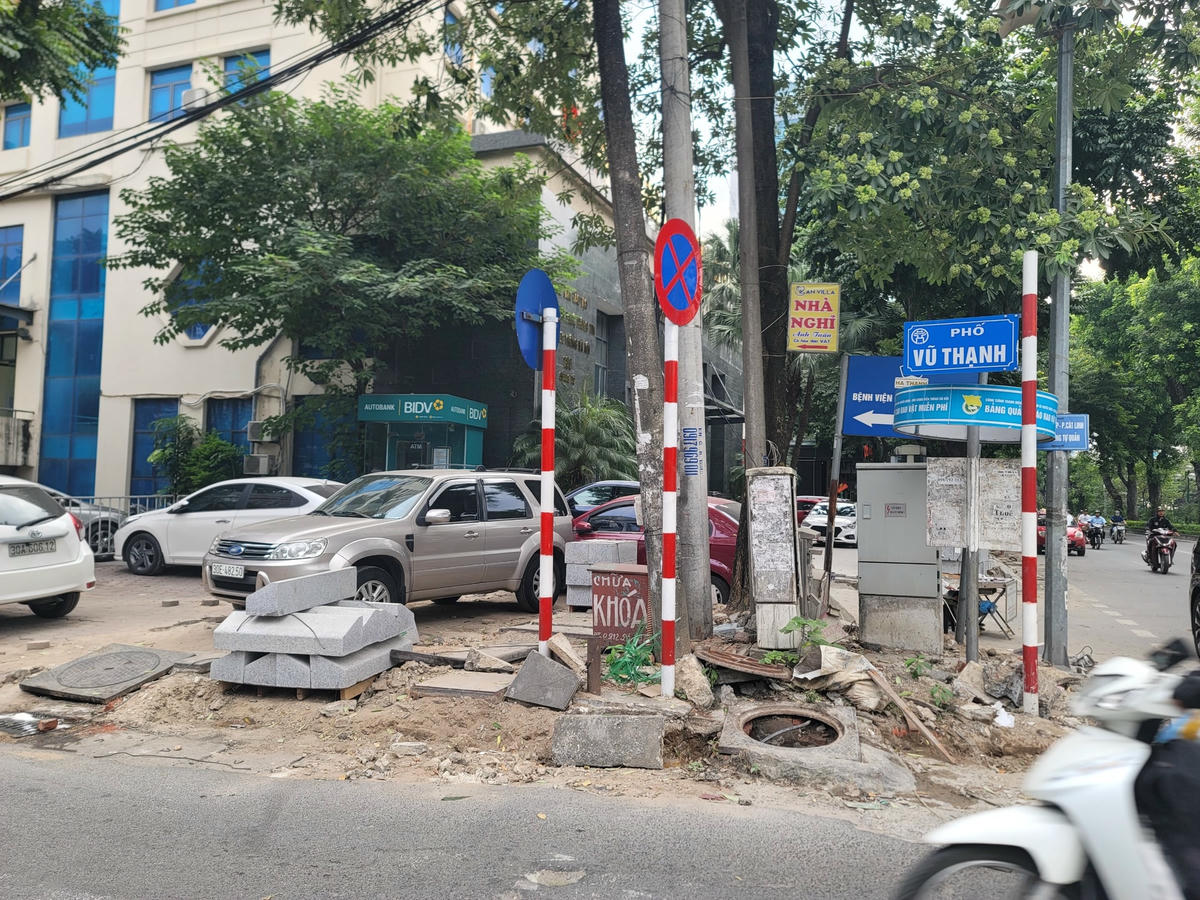 Về vấn đề này, ông Lê Tuấn Định, Chủ tịch UBND quận Đống Đa cho biết sẽ cho tiến hành kiểm tra xử lý ngay.