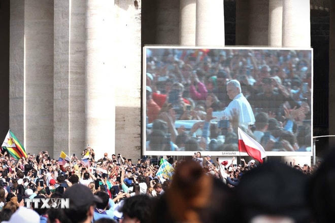 Màn hình lớn phục vụ người dân theo dõi lễ nhậm chức của Giáo hoàng XIV từ xa. (Ảnh: Dương Hoa/TTXVN) ttxvn-le-nham-chuc-cua-giao-hoang-leo-xiv-8039578.jpg