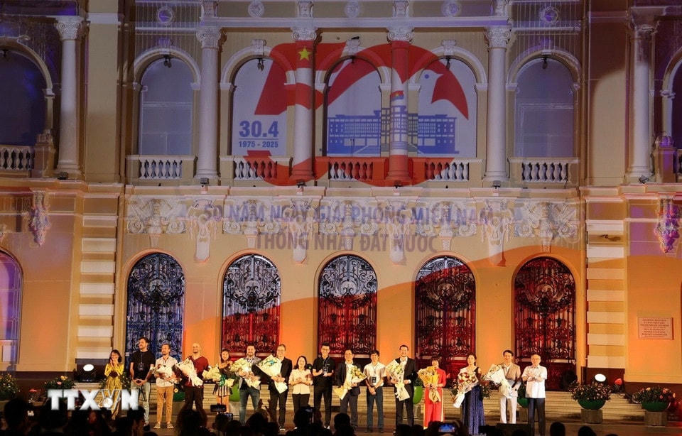 Ban tổ chức trao hoa cho các đội tham dự 3D mapping. (Ảnh: Thu Hương/TTXVN)