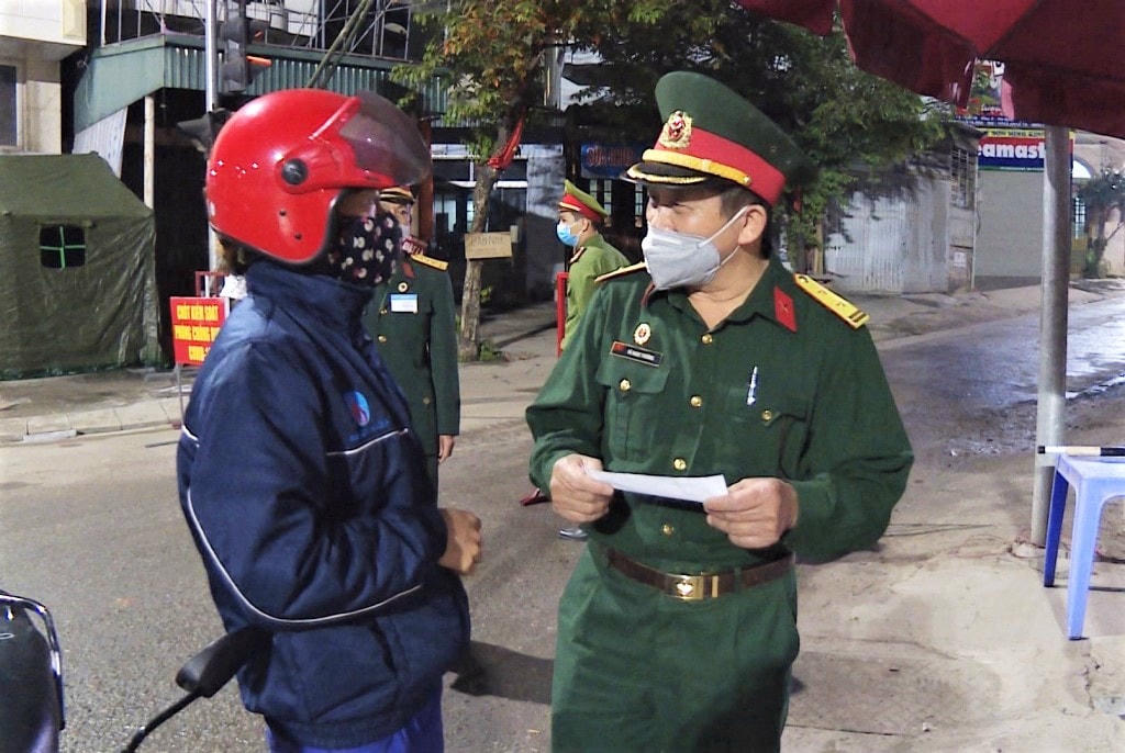 Hội viên Hội CCB TP Hạ Long (Quảng Ninh) trực điểm chốt trong thời gian diễn ra dịch Covid-19 đầu năm 2021. Ảnh: T.T.