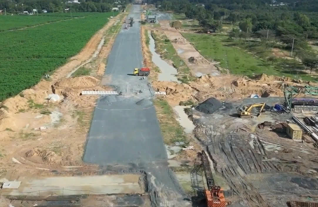 Công trường dự án thành phần thuộc đường Vành đai 3 TPHCM (kết nối Thủ Đức và huyện Nhơn Trạch, tỉnh Đồng Nai). Ảnh: Hồng Phúc.