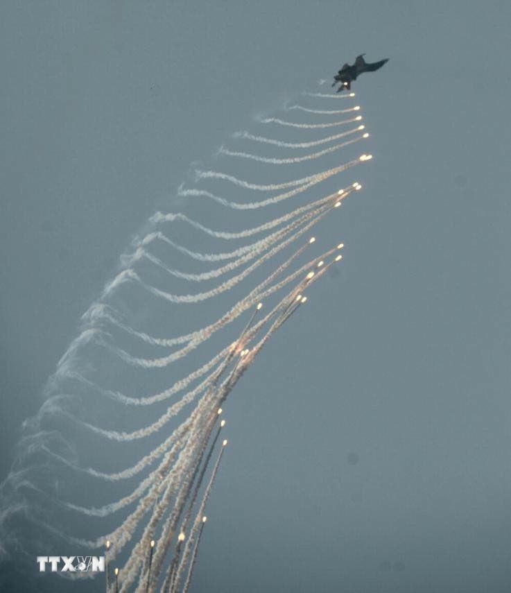 Màn trình diễn phun bẫy nhiệt của máy bay tiêm kích Su-30MK2 trên bầu trời Thành phố Hồ Chí Minh. (Ảnh: TTXVN)