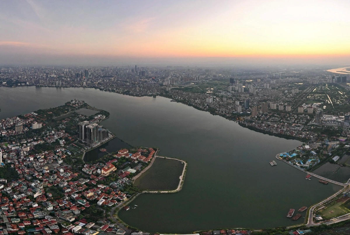 Toàn cảnh Hồ Tây bị dày đặc nhà cao tầng vây quanh (Video: Hữu Nghị).