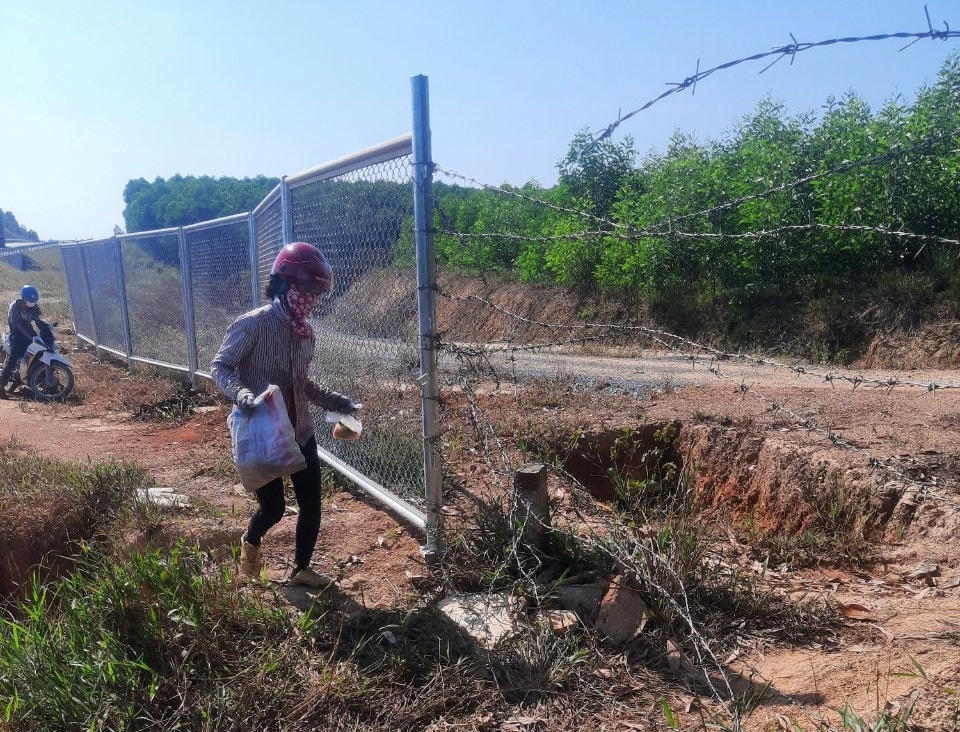 Việc tự tháo dỡ hàng rào bảo vệ mở lối đi vào cao tốc là rất nguy hiểm, ẩn chứa nhiều nguy cơ tai nạn giao thông.