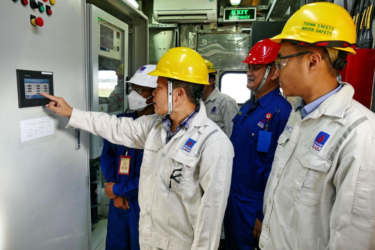 Tổ Giám sát môi trường, Bộ TN&MT kiểm tra công tác bảo vệ môi trường tại Trạm quan trắc môi trường NMLD Dung Quất.