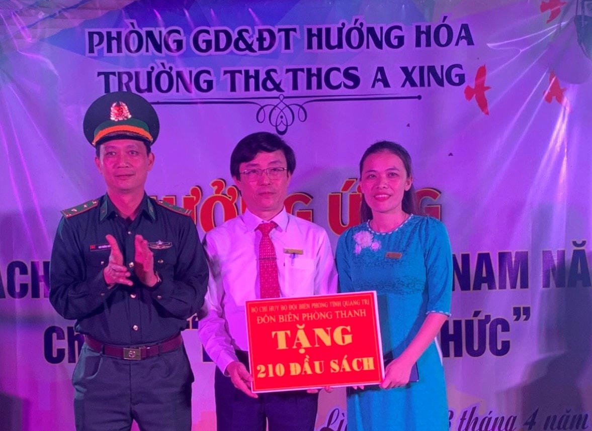 Đồn Biên phòng Thanh tổ chức trao tặng trường TH&THCS A Xing 210 đầu sách hay.