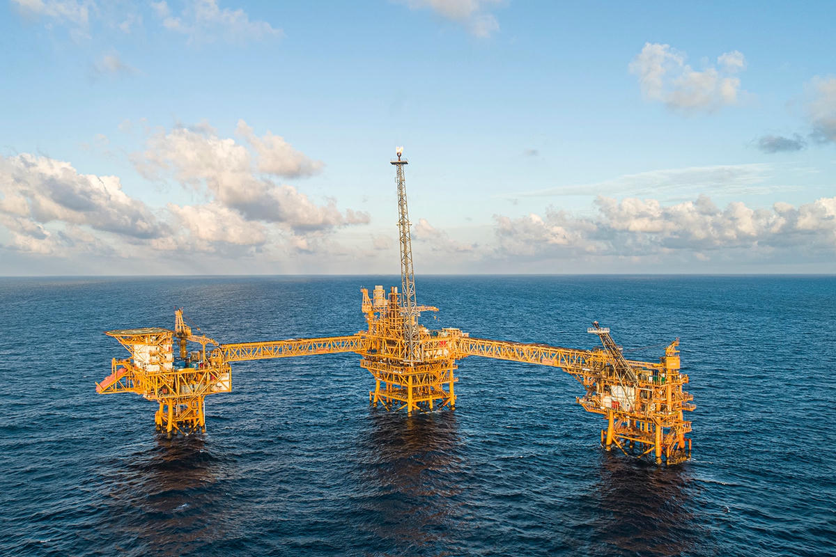 Giàn khai thác mỏ Sư Tử Trắng.