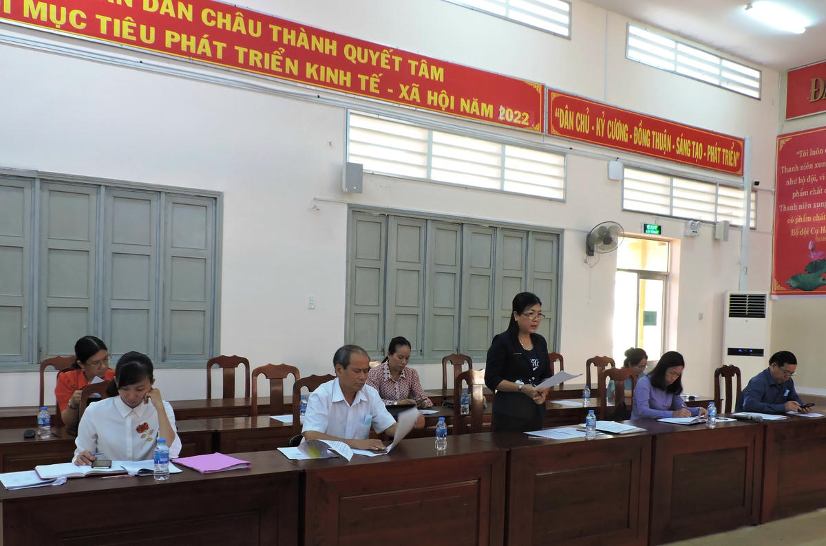 Đại biểu đặt vấn đề tại buổi giám sát.