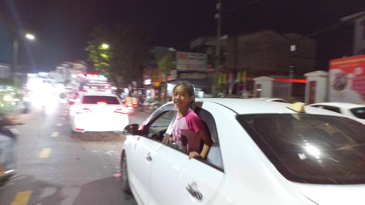 Nhiều em bé được phụ huynh cho đi xem “bão”.